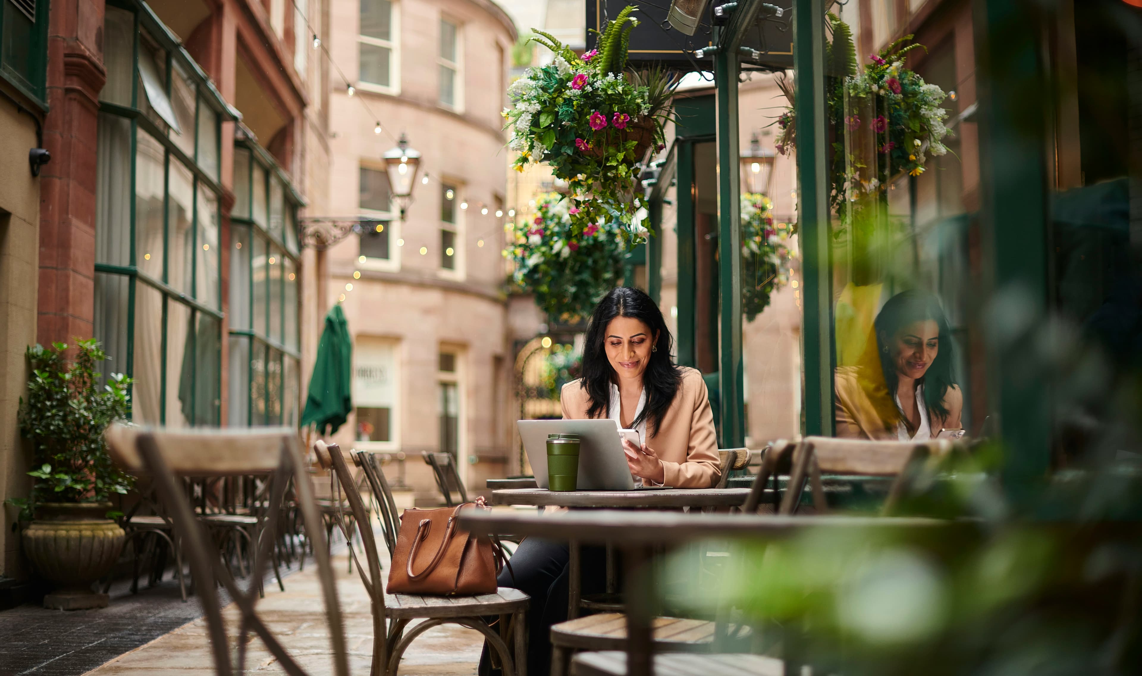 Una donna che fa i conti al bar e capisce che risparmia grazie anche a Satispay
